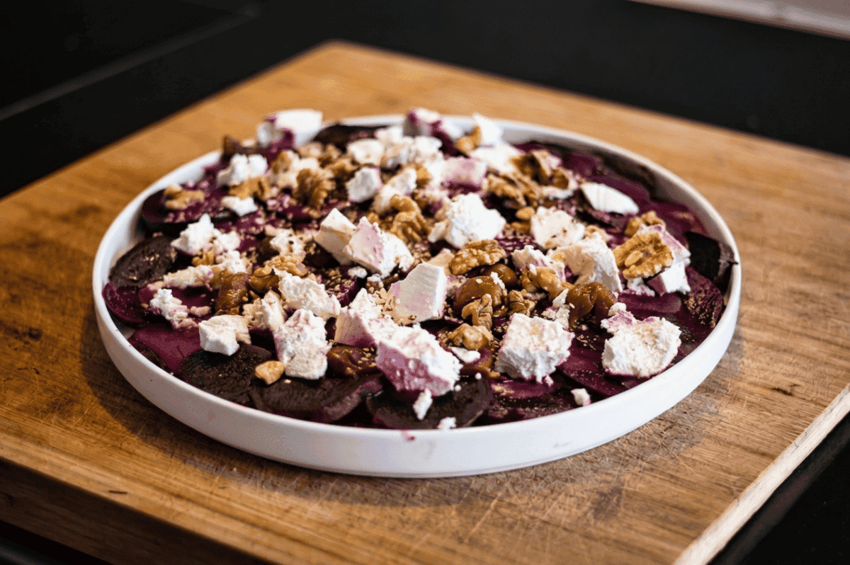 Rote Beete Carpaccio mit Ziegenkäse, Kirschen und Walnüssen.