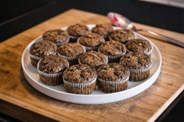 Frische Schokoladenmuffins auf einem weißen Teller.