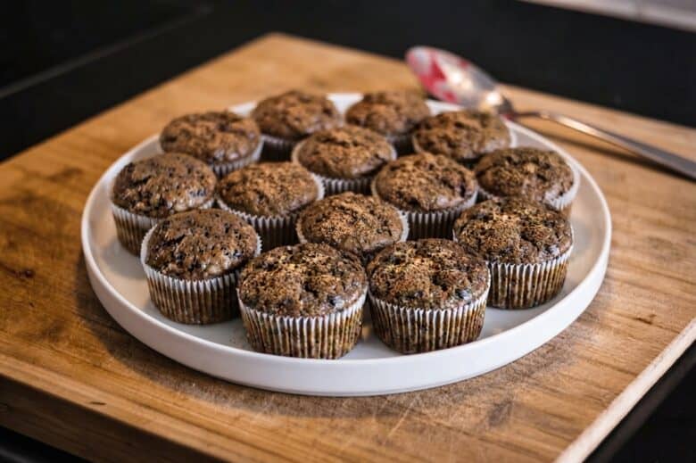 Frische Schokoladenmuffins auf einem weißen Teller.