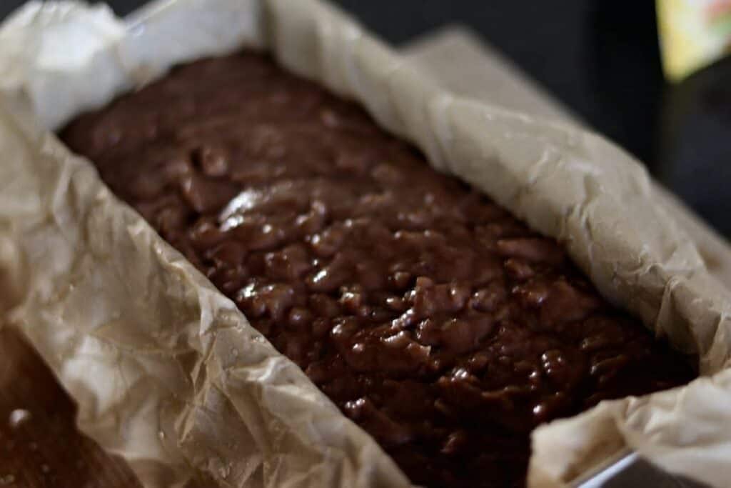 Saftiger Schokoladen-Kuchen in Backpapier gebacken, frisch und lecker.