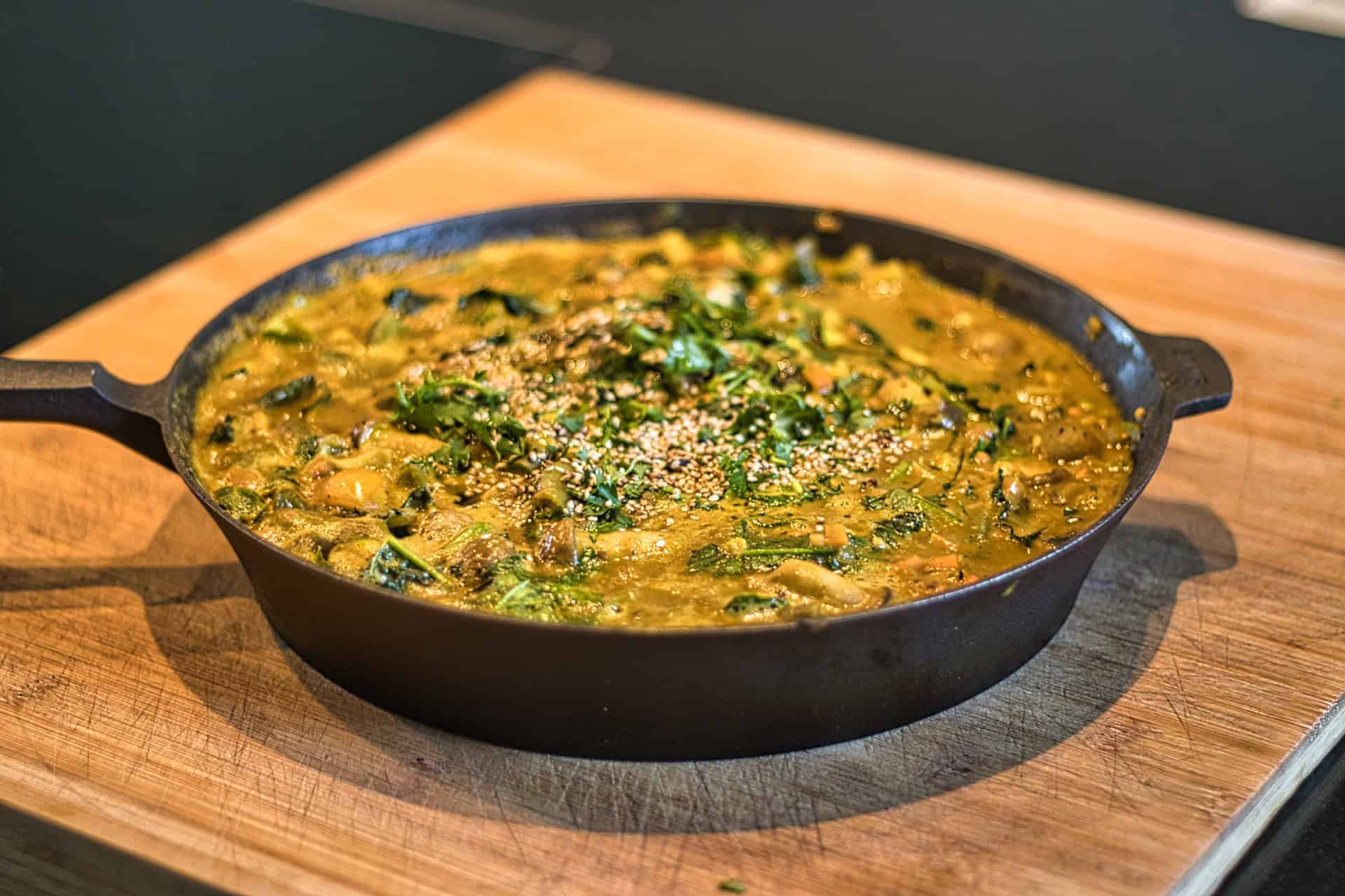 Wärmendes Linsen-Dal mit Kokosmilch und Gemüse in Pfanne.